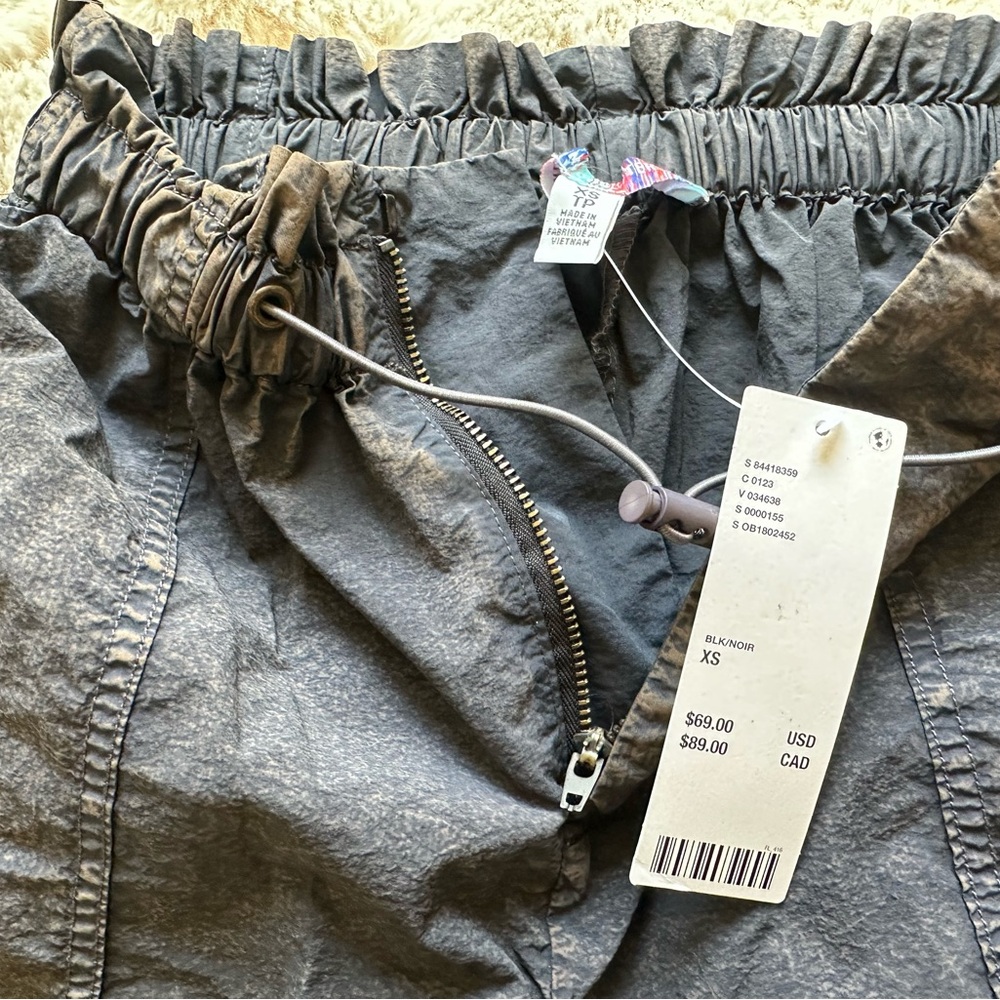 NWT Urban Outfitters Sloan Nylon Balloon Pants. Size: XS. Excellent condition - Picture 10 of 14